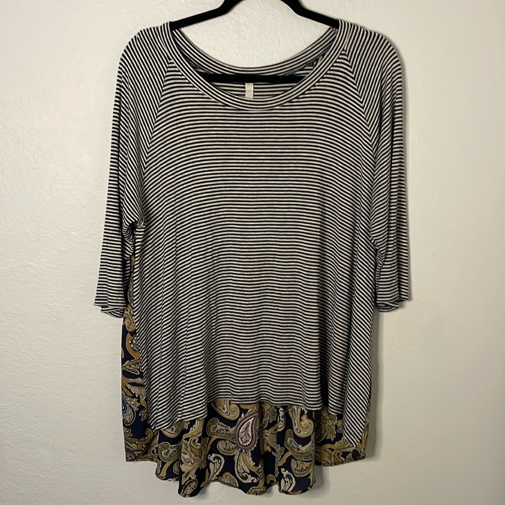 GILLI Paisley Strip Lightweight Top Size 1X